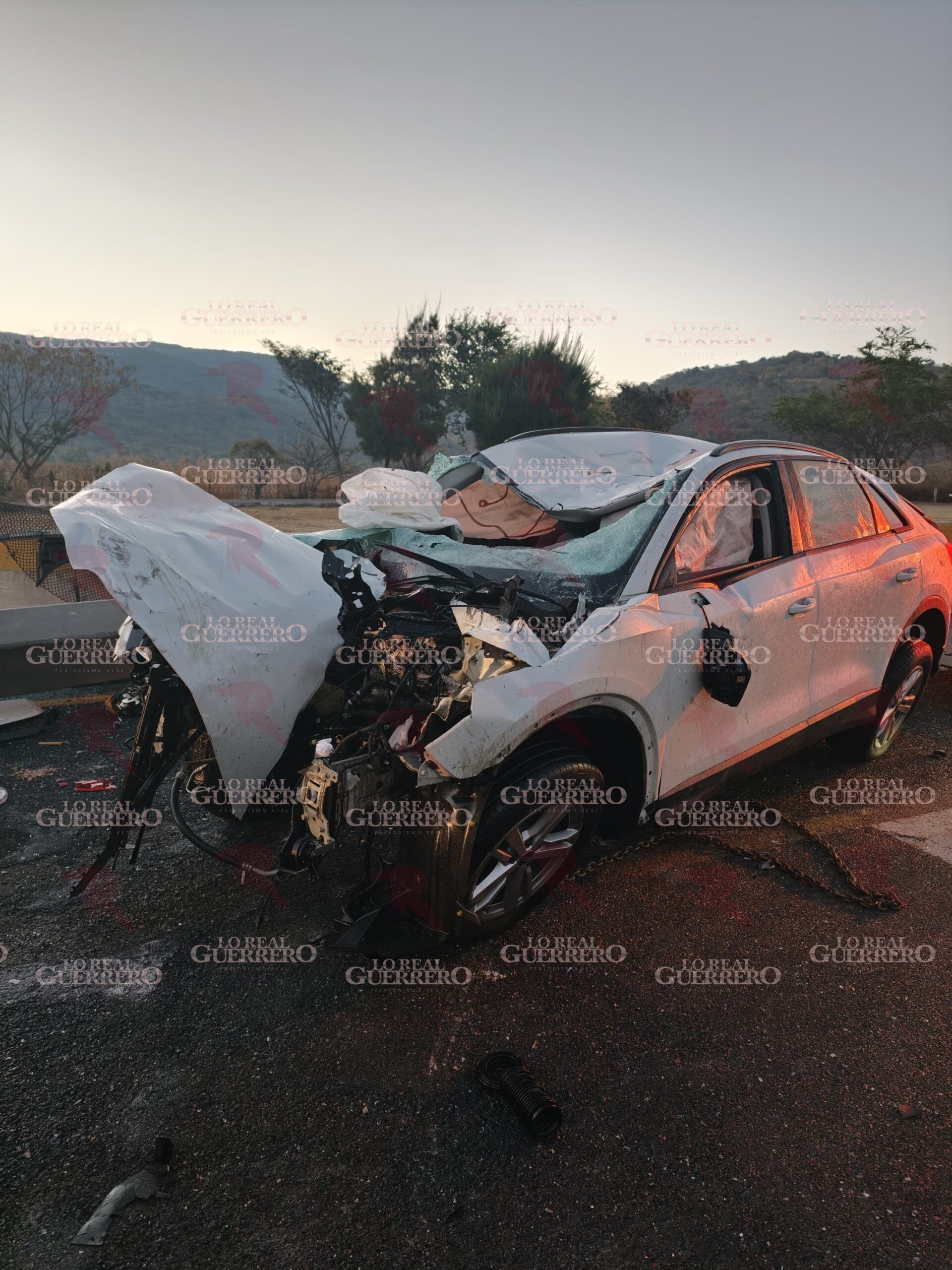 Localizan autobús y camioneta abandonados tras choque en la Autopista del Sol