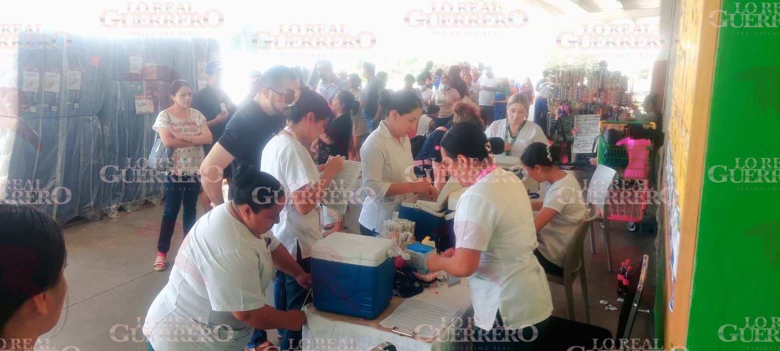 Alta afluencia de ciudadanos para vacunarse contra el sarampión en Acapulco