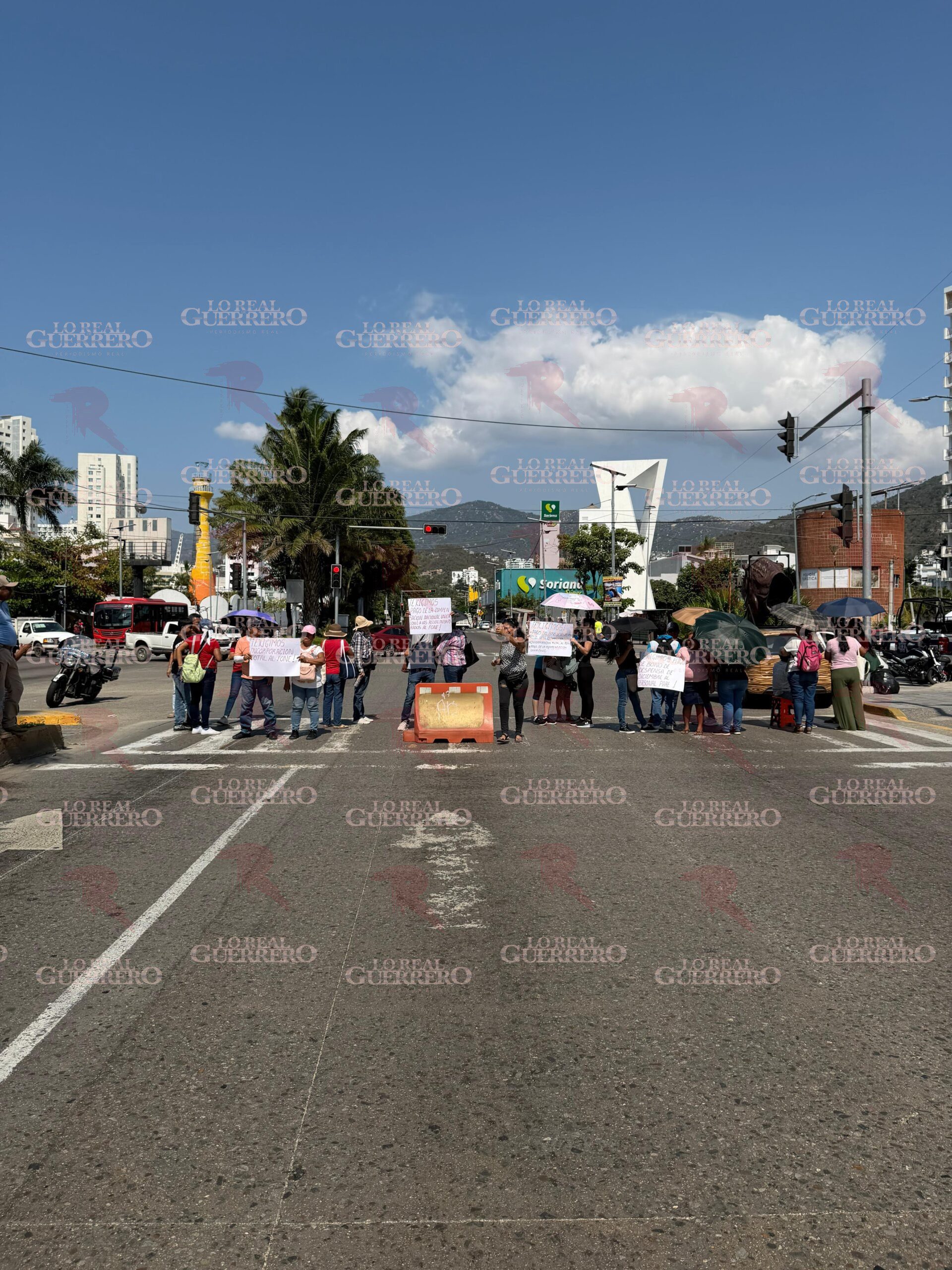 Interrumpen la Costera para exigir pago de un bono