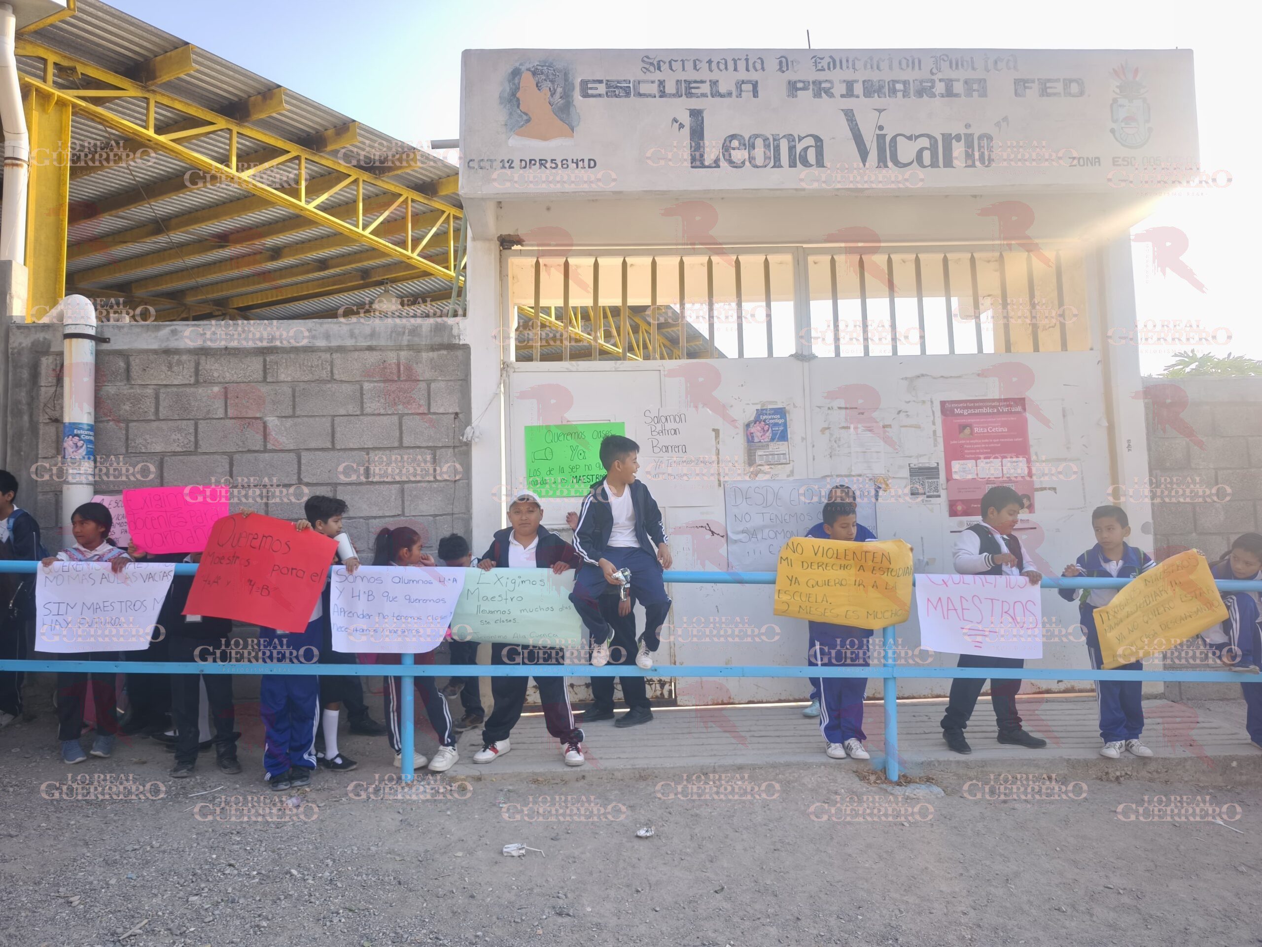 Cierran padres la primaria “Leona Vicario” en Chilpancingo; exigen reposición de docentes