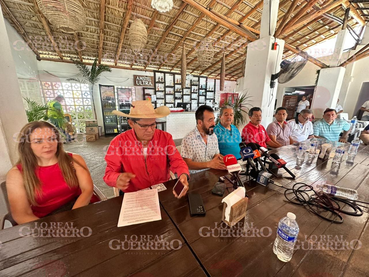 Desconocen integrantes de la UCRA a su presidente