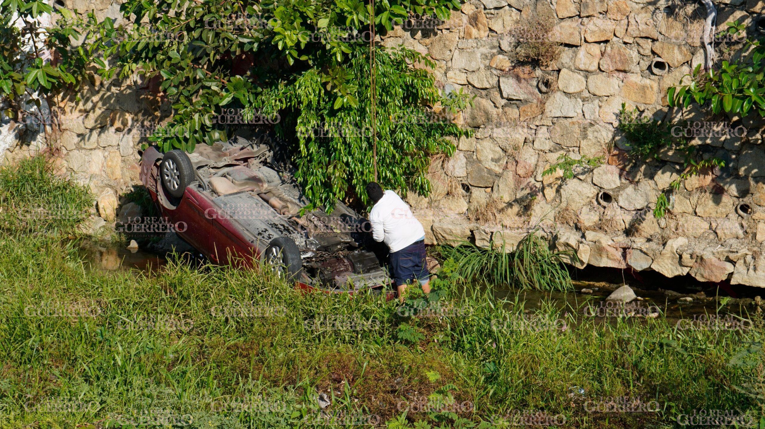 Se lesiona conductor al caer dentro de un canal pluvial