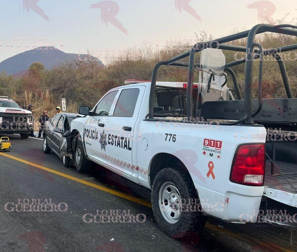Choque entre patrulla de la Policía Estatal y auto en la carretera Iguala–Teloloapan deja 2 muertos y 6 heridos
