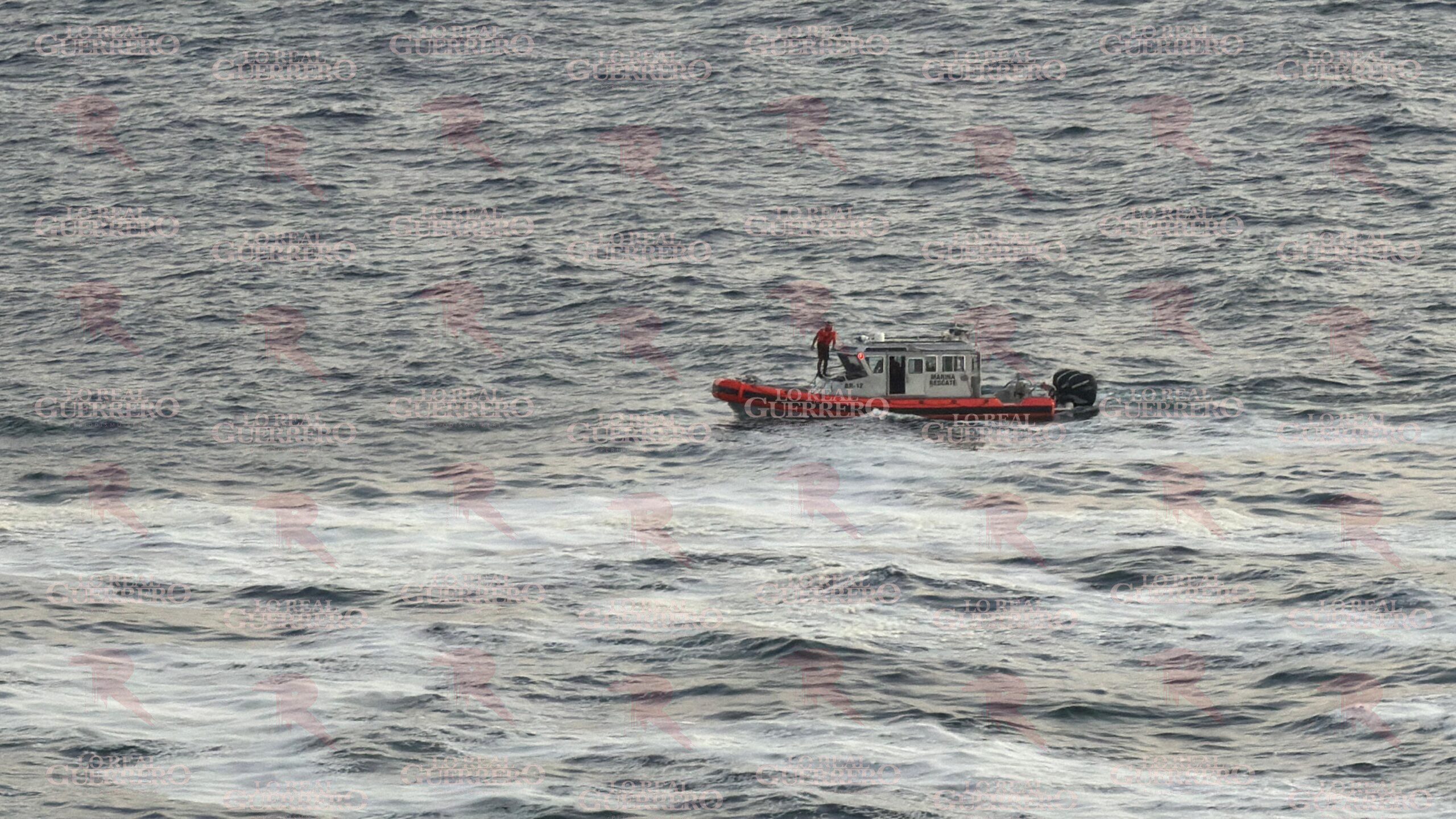 Mar de fondo arrastra a dos pescadores en Acapulco