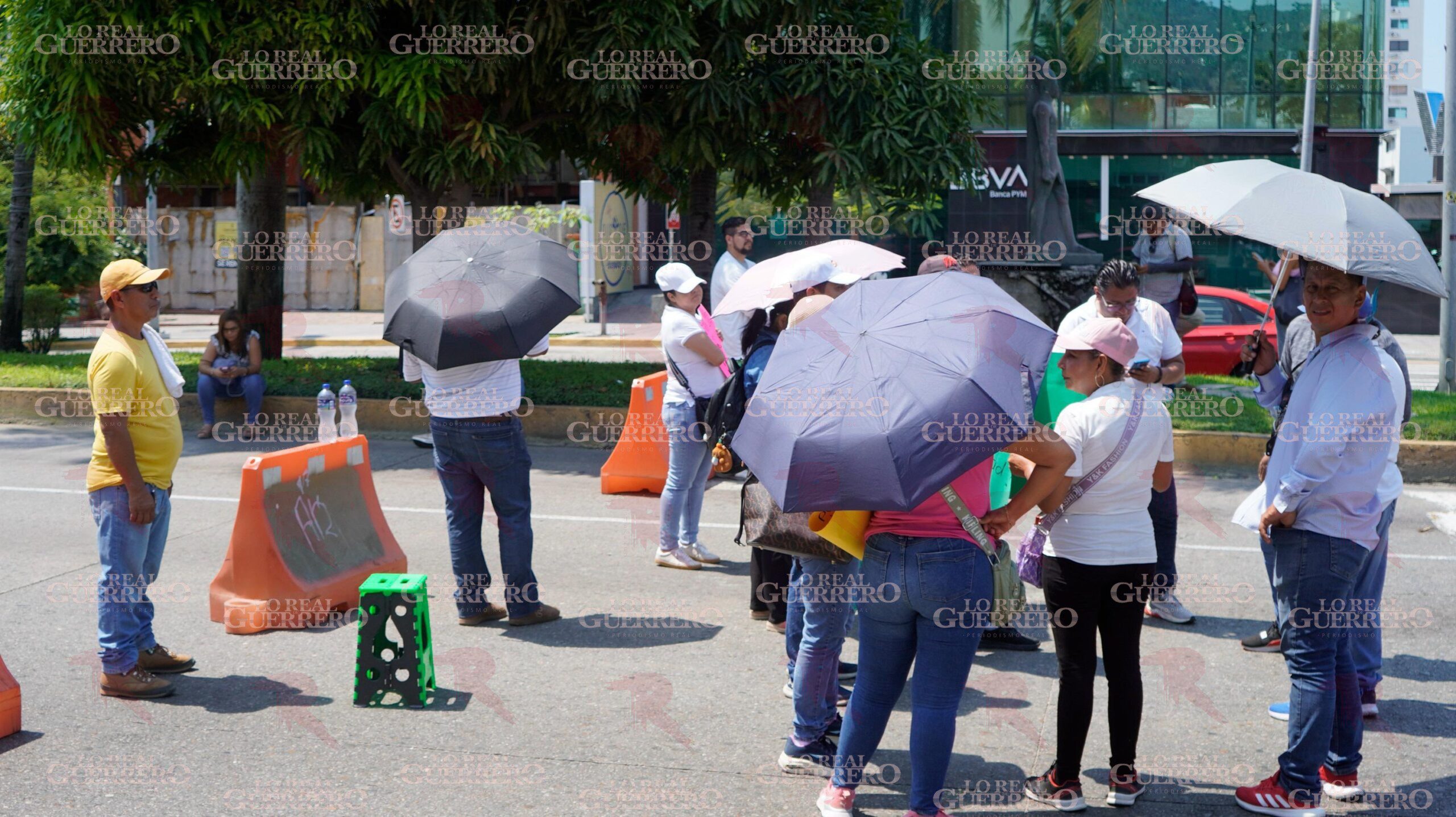Con bloqueo exigen pago de quincenas y un bono