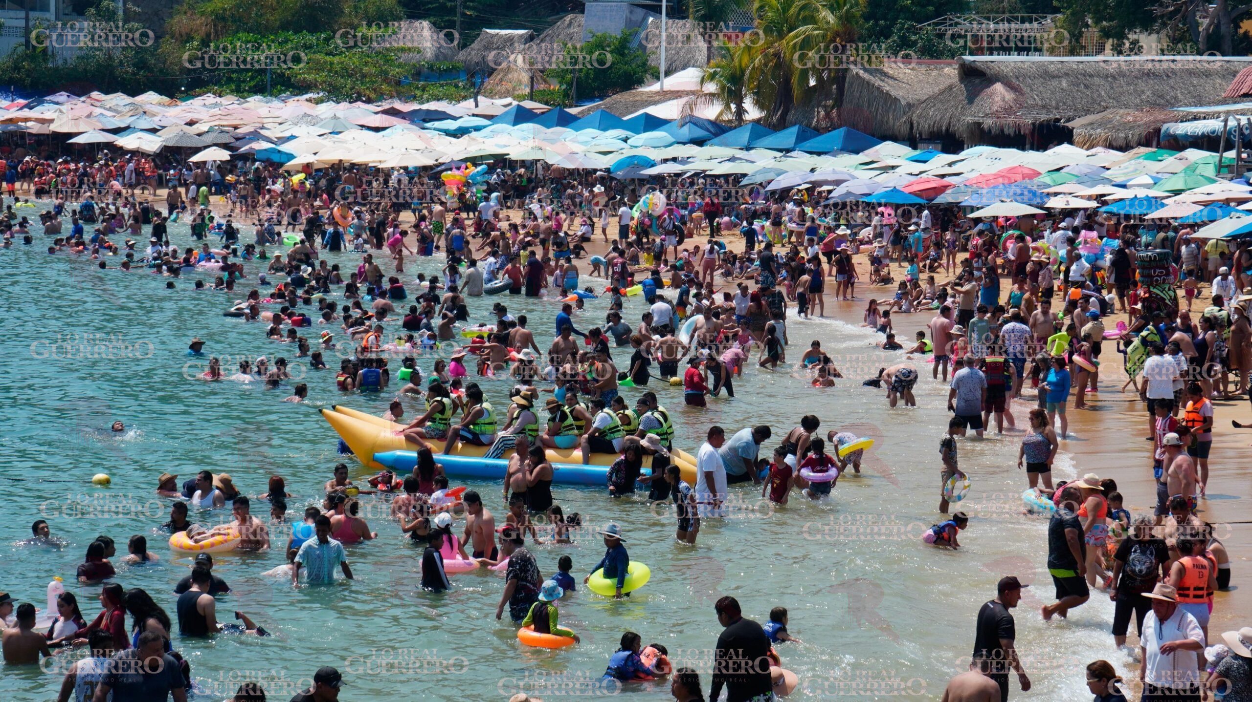 Turistas abarrotan playas del Acapulco tradicional