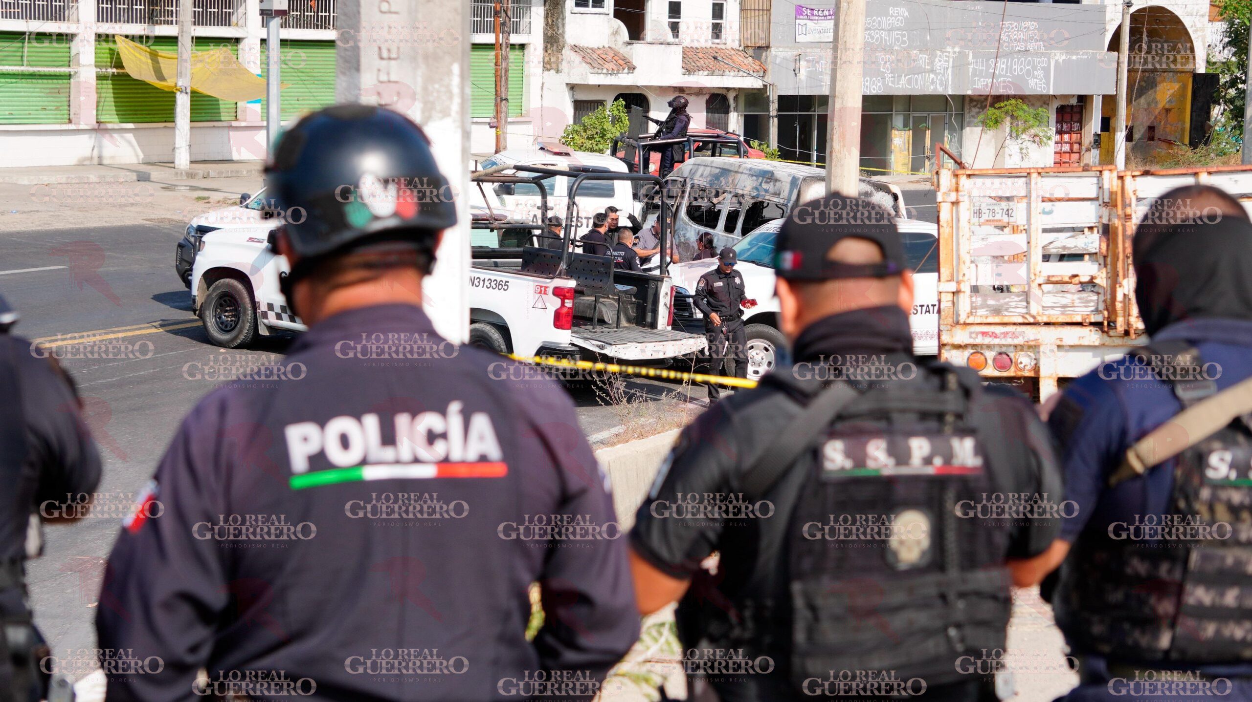 Ataque armado a urvan deja un chofer muerto y siete heridos en la Jardín Azteca de Acapulco