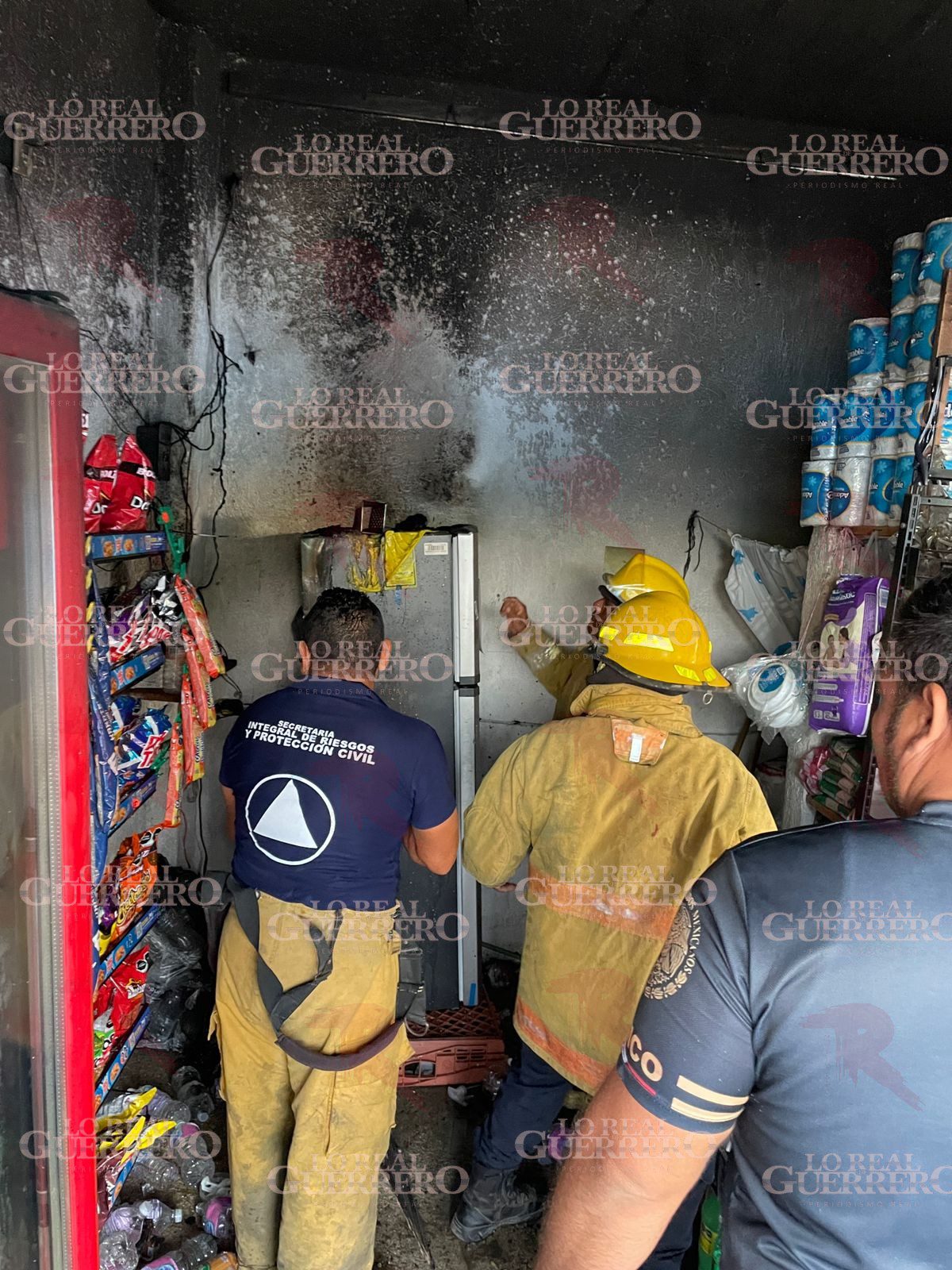 Se incendia tienda de abarrotes en Puerto Marqués