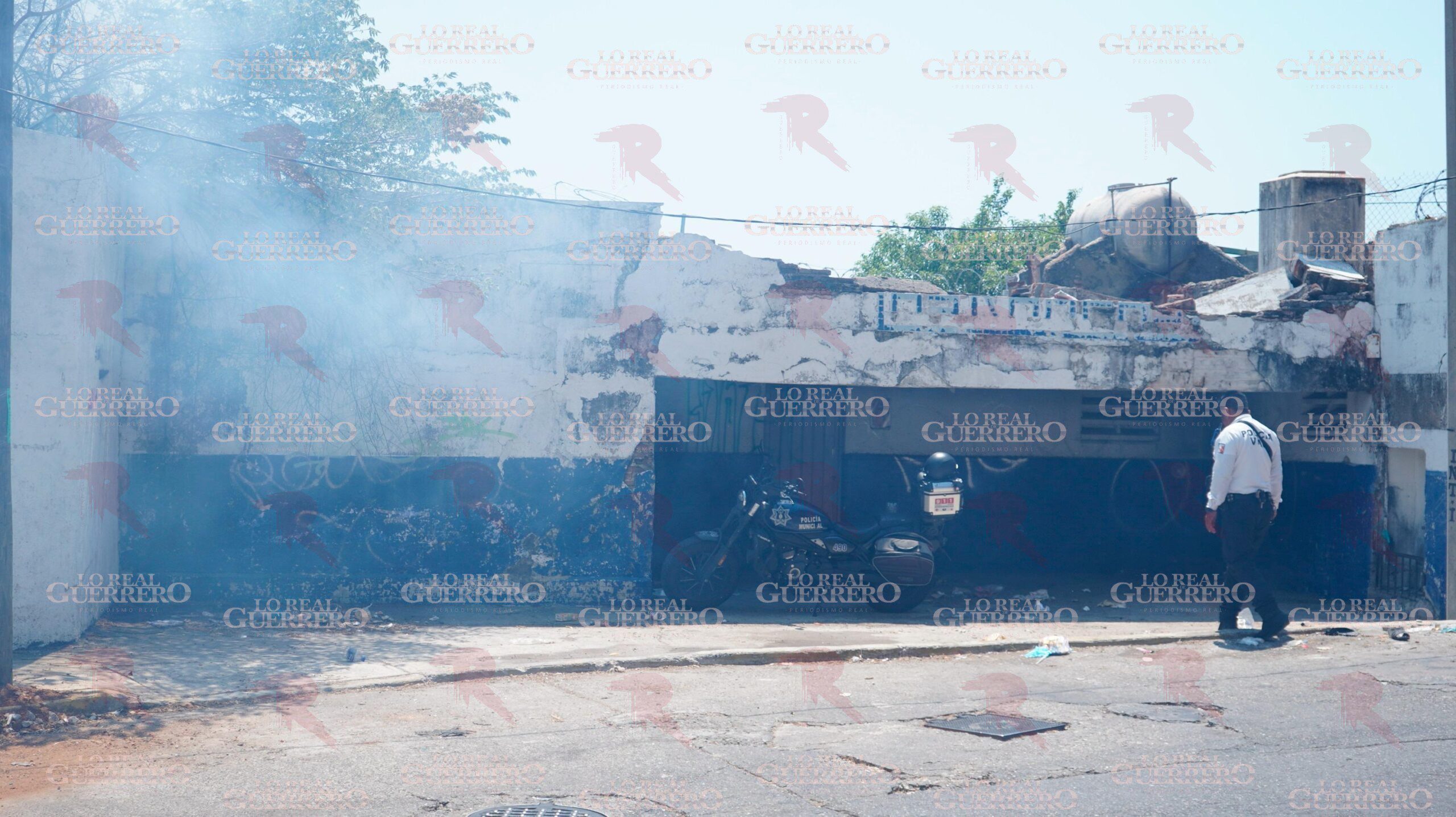 Incendio consume maleza en predio baldío en Acapulco