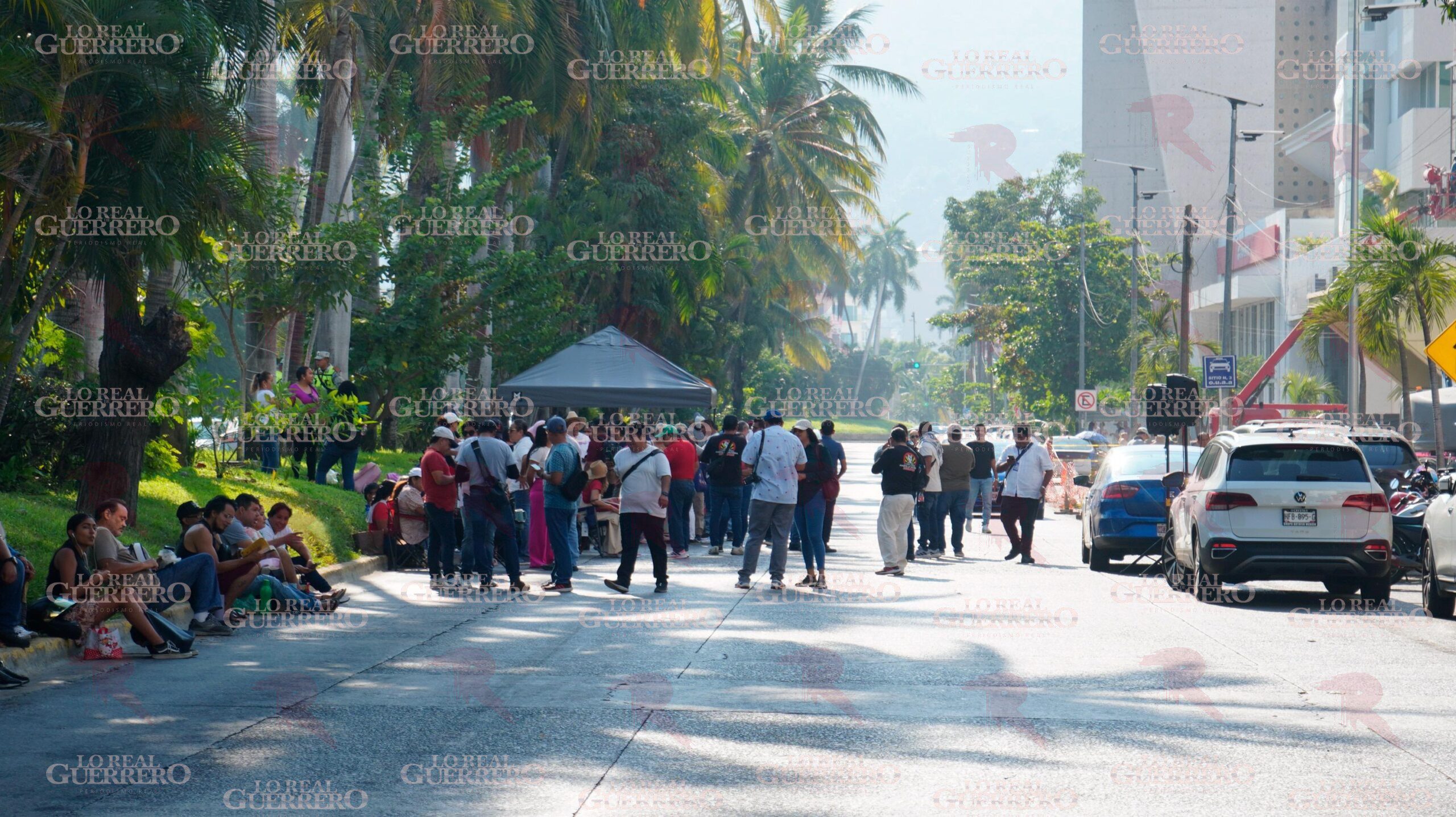 Bloquean maestros parcialmente la Costera en Acapulco