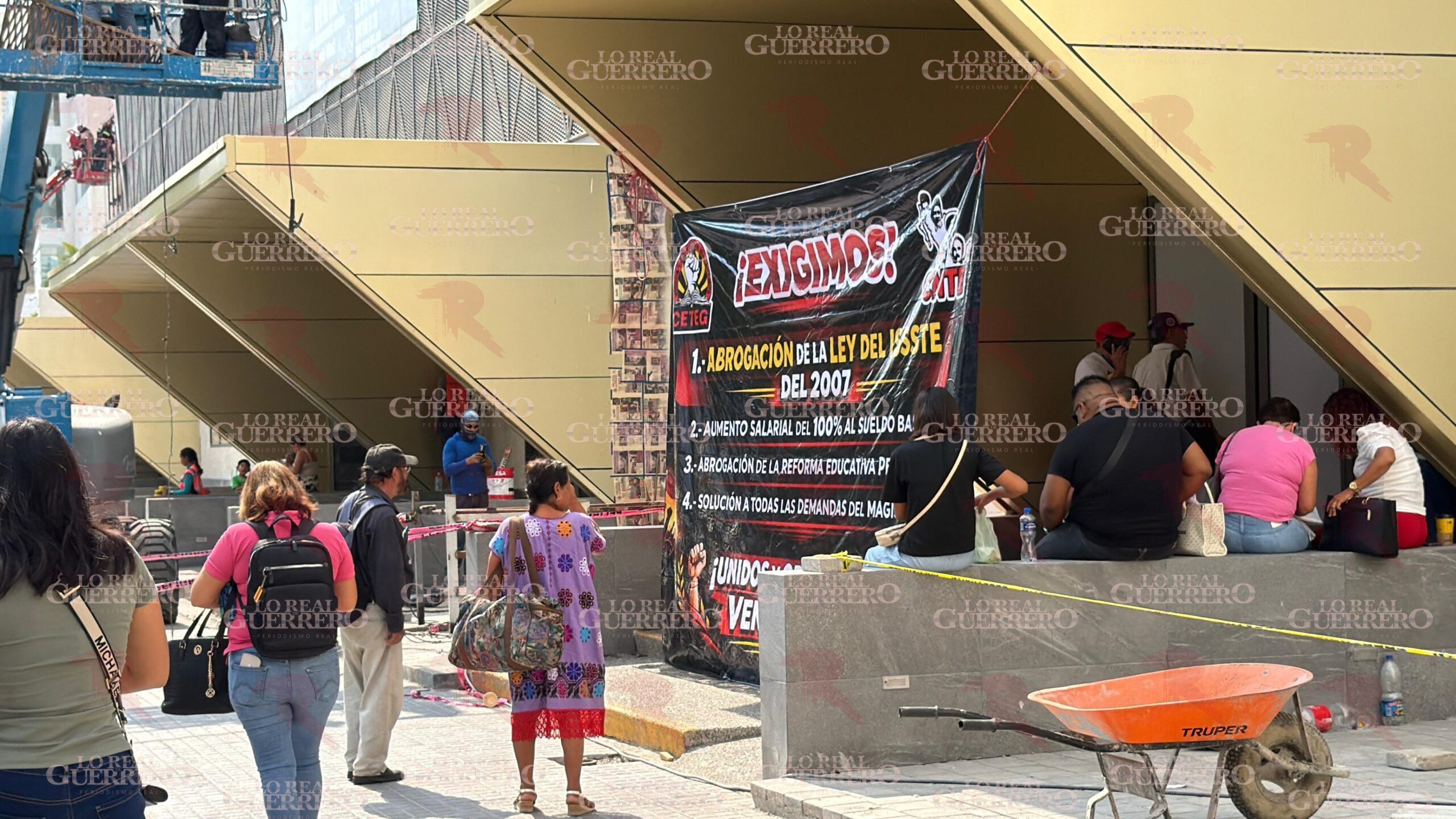 Maestros de la CETEG bloquean por segundo día la Costera y cierran oficinas del ISSSTE en Acapulco