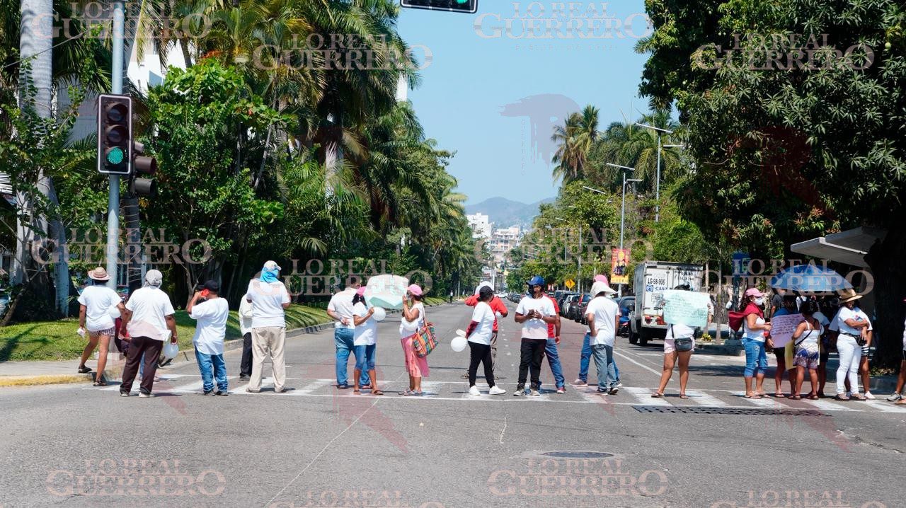 Con bloqueo exigen justicia para familia ultimada a tiros