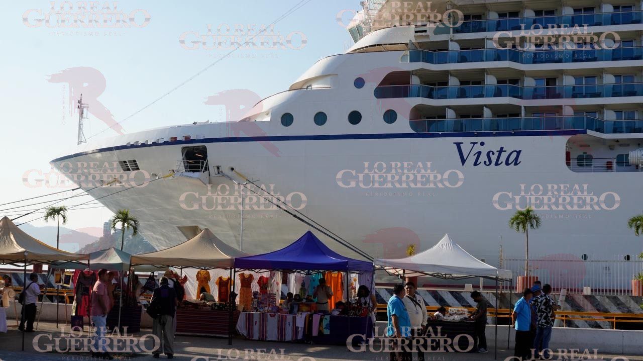 Disfrutan cruceristas de la zona tradicional de Acapulco