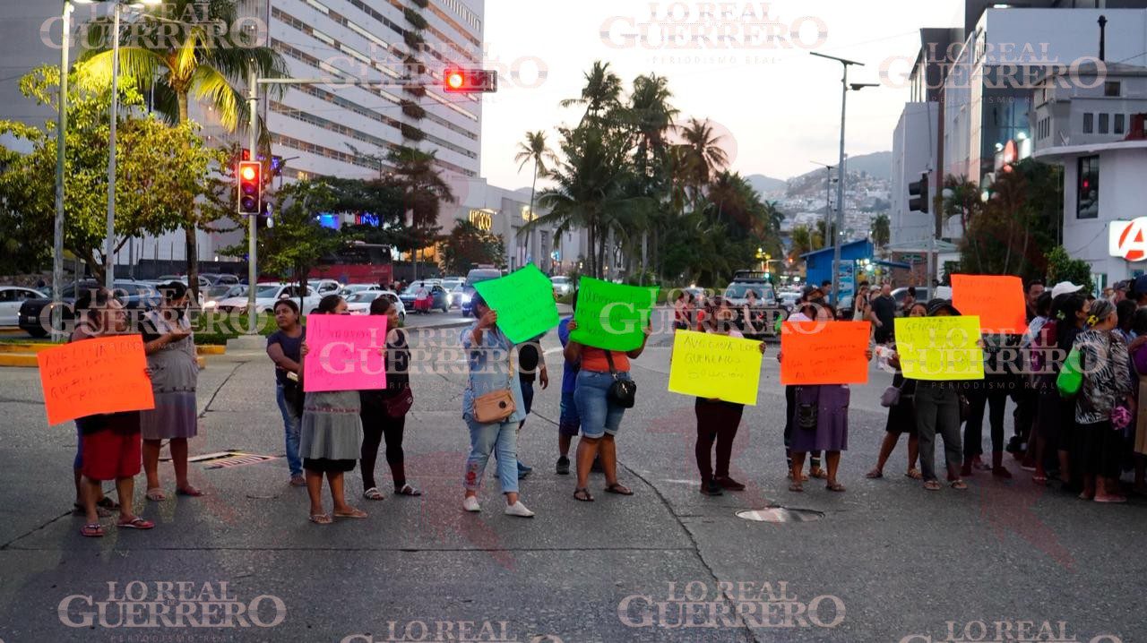 Artesanos bloquean la Costera para exigir que les permitan seguir vendiendo