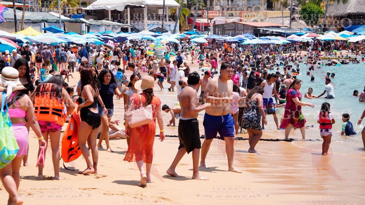 Playas de Acapulco abarrotadas este Sábado de Gloria