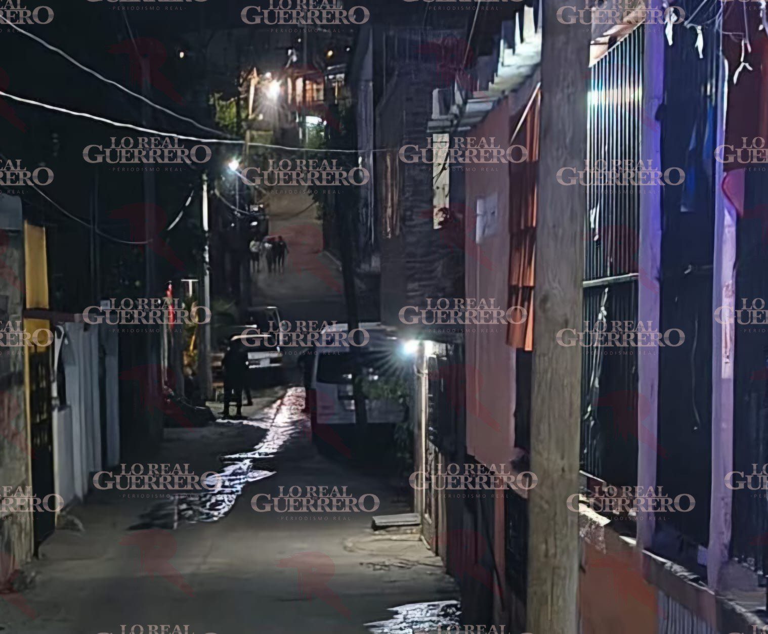 Hallan a dos hombres y una mujer torturados y asesinados dentro de una Urvan en Acapulco