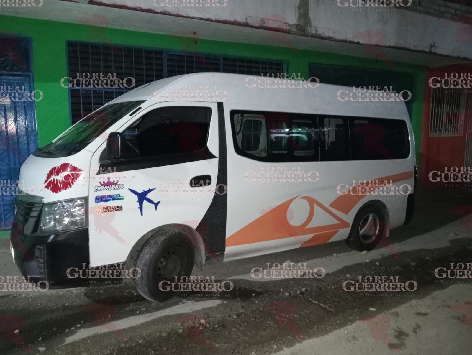 Identifican a dos hombres y una mujer hallados torturados y asesinados dentro de una urvan en Acapulco