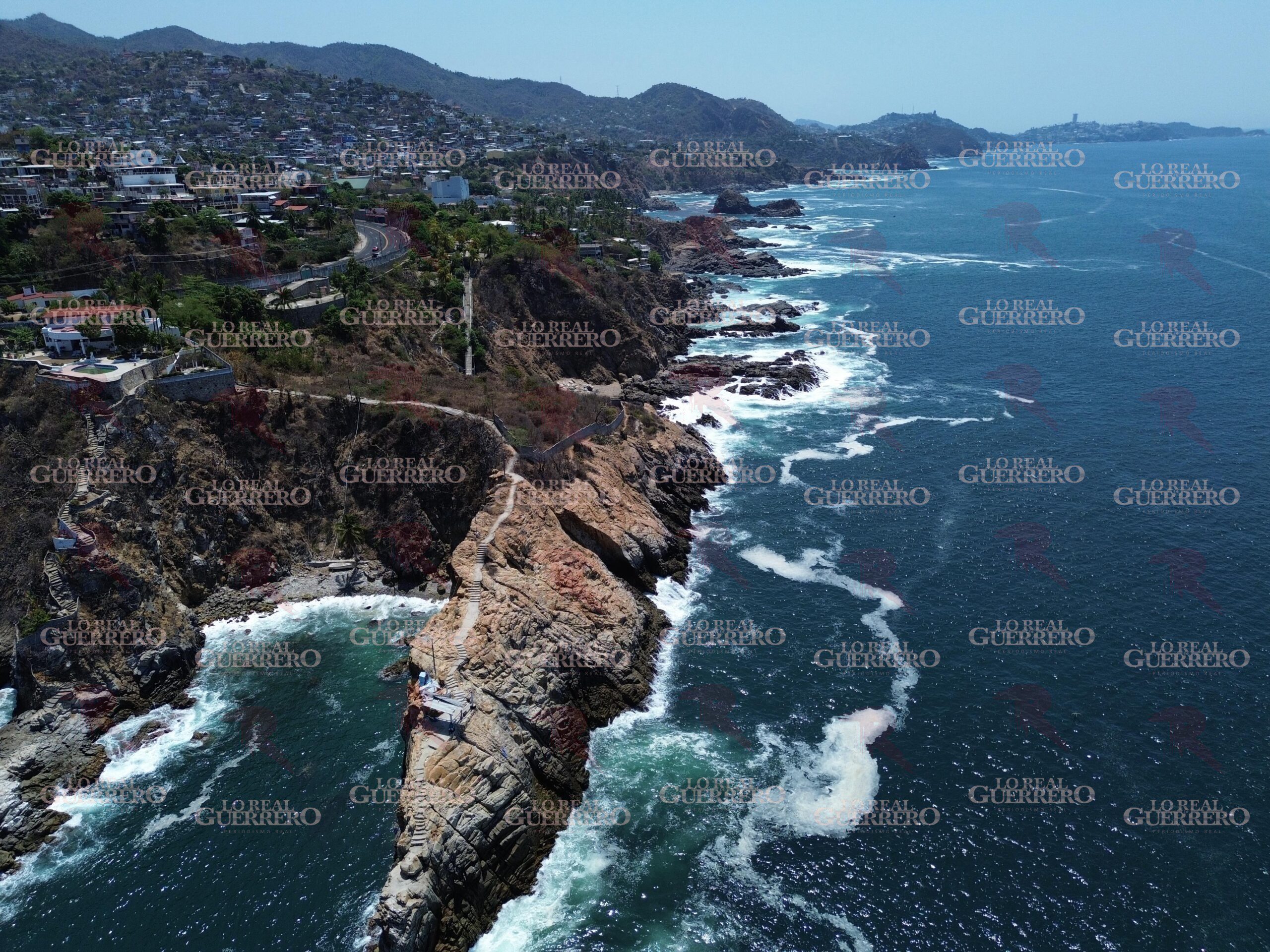 Encuentran pescadores cadáver humano flotando al poniente de Acapulco