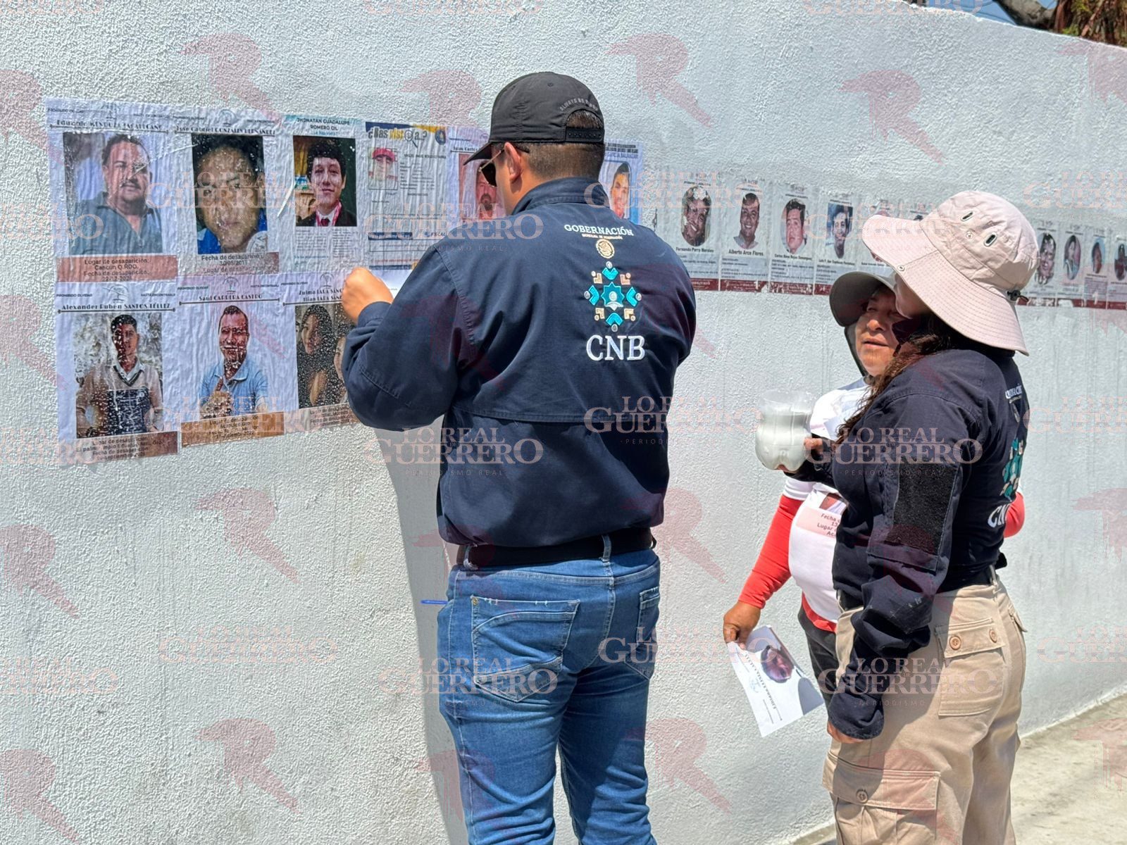 Realizan jornada de pega de fichas de desaparecidos en la zona poniente de Acapulco