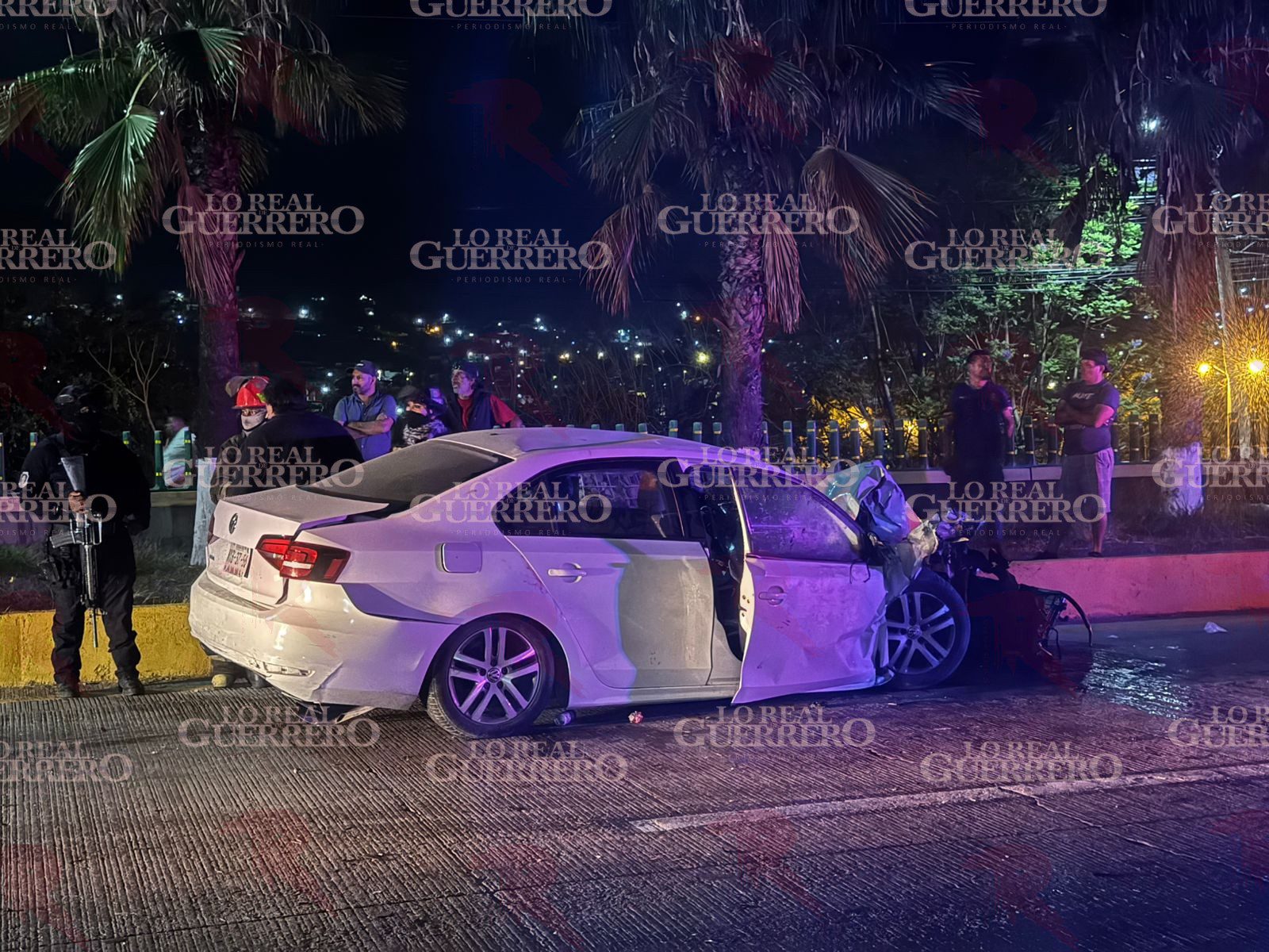 Aparatoso choque entre un tractocamión y un auto en Chilpancingo deja tres jóvenes heridos