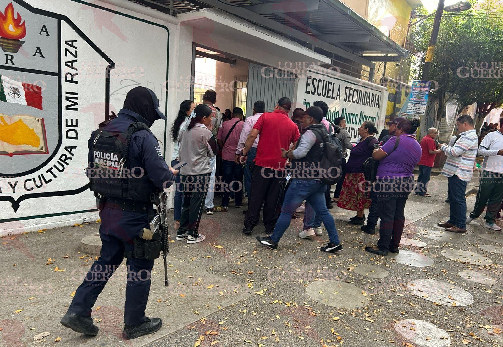 Evacúan secundaria Raymundo Abarca Alarcón en Chilpancingo por amenaza de balacera