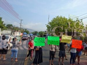 Bloquean padres de familia para exigir maestros en una primaria de Acapulco