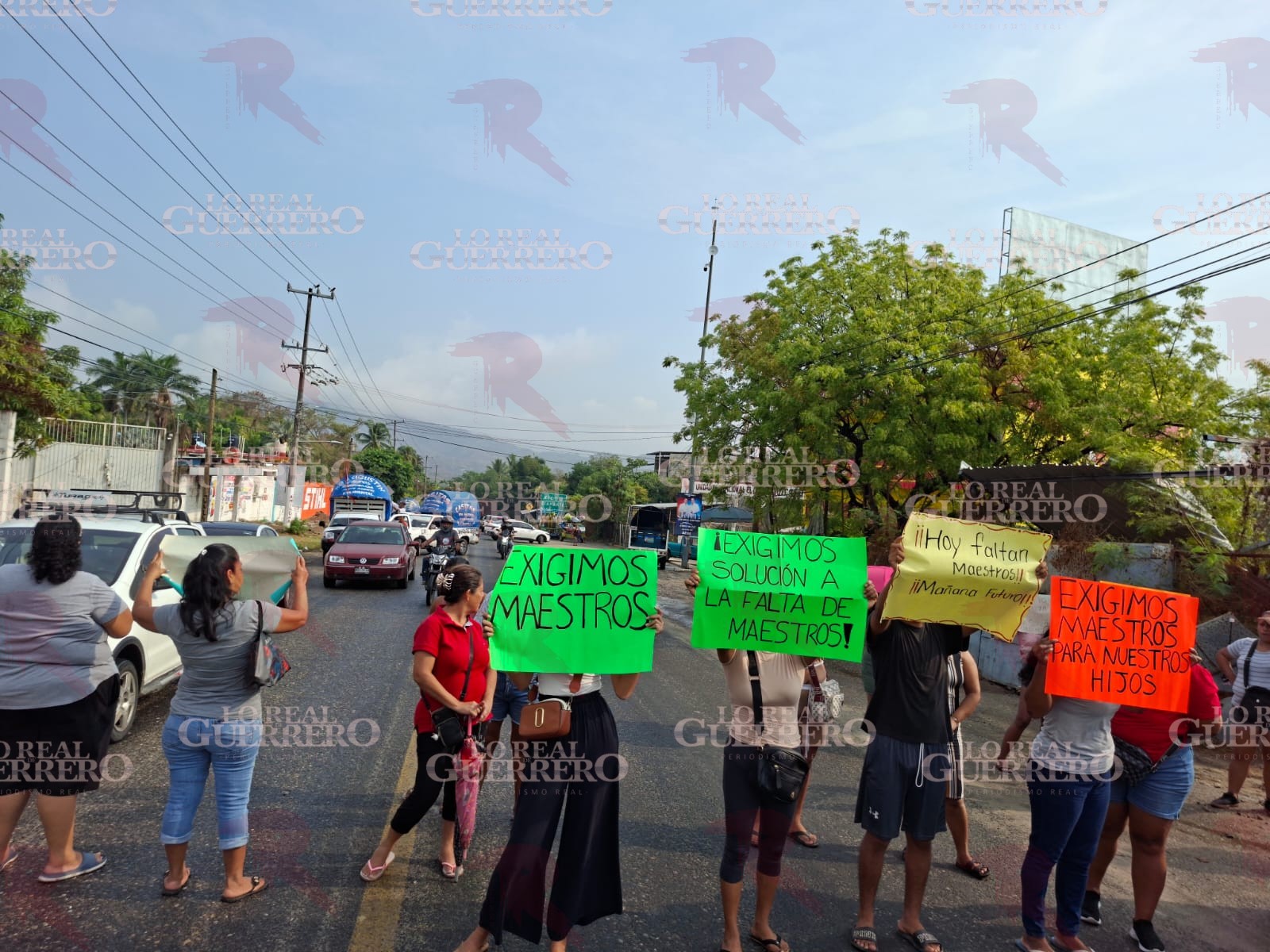 Bloquean padres de familia para exigir maestros en una primaria de Acapulco
