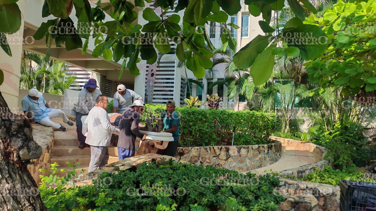 Colapsan cuatro terrazas y lesionan a trabajador de condominio