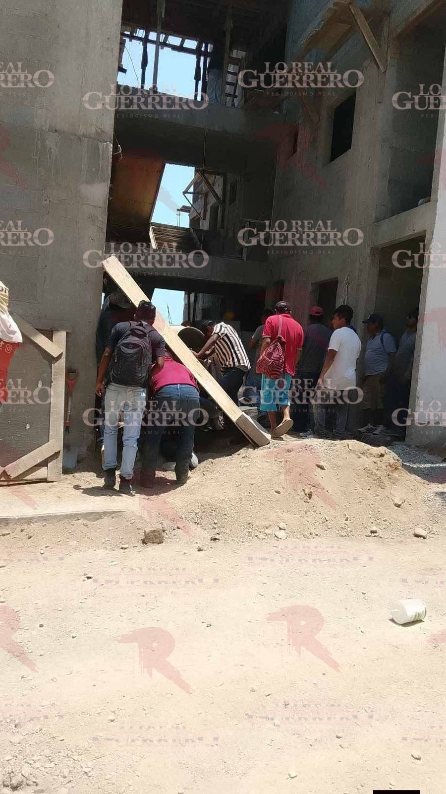 Sujeto cae de cuatro pisos de altura en Acapulco
