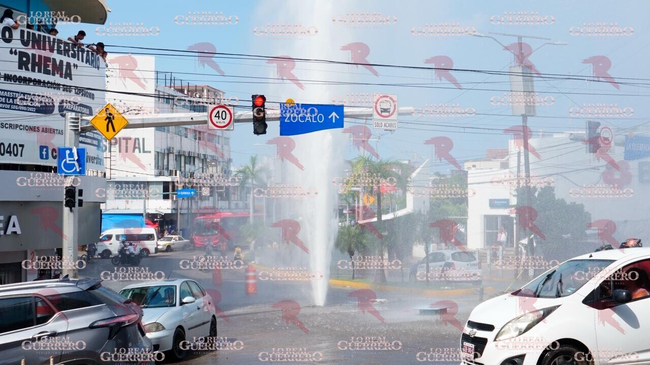 Fuga de agua en la Cuauhtémoc por ruptura de tubo por parte de Fonatur