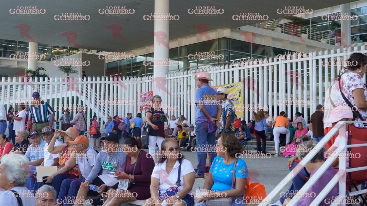 Con toma de oficinas, maestros jubilados exigen saldar adeudos al estado
