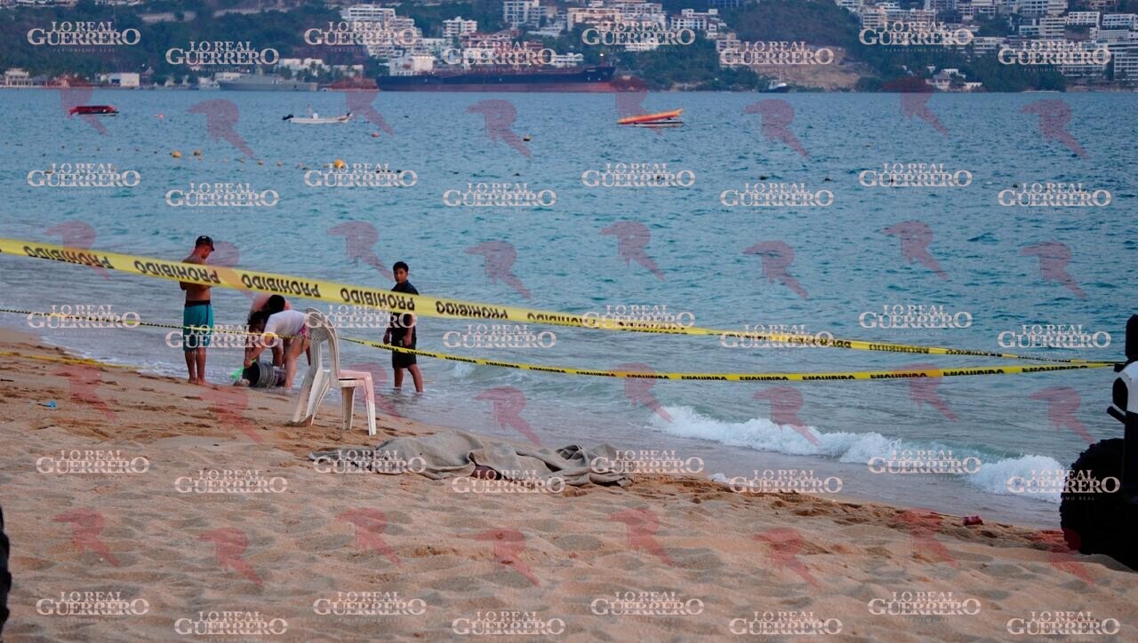 Hallan cuerpo flotando en playa Icacos de Acapulco