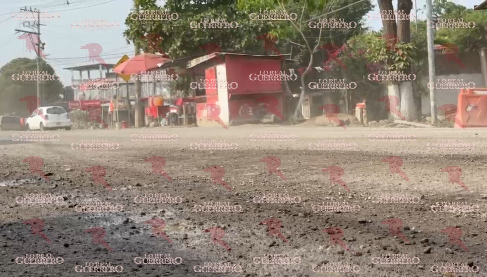 Polvo por obras inconclusas afecta ventas en El Cayaco en Acapulco