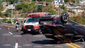 Vuelca camioneta tras choque en la Acapulco-Zihuatanejo; reportan dos mujeres lesionadas
