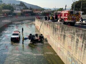 Cae y vuelca camioneta al fondo del encauzamiento Huacapa en Chilpancingo; mueren dos mujeres