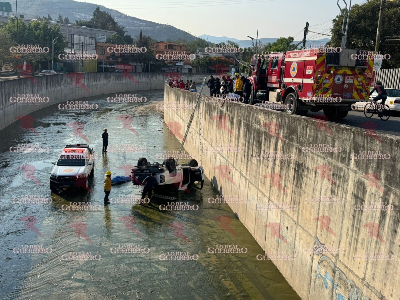 Cae y vuelca camioneta al fondo del encauzamiento Huacapa en Chilpancingo; mueren dos mujeres
