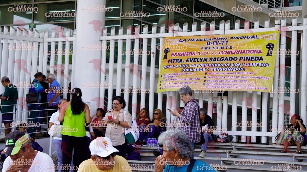 Reanudan bloqueo en oficinas de Finanzas en Acapulco
