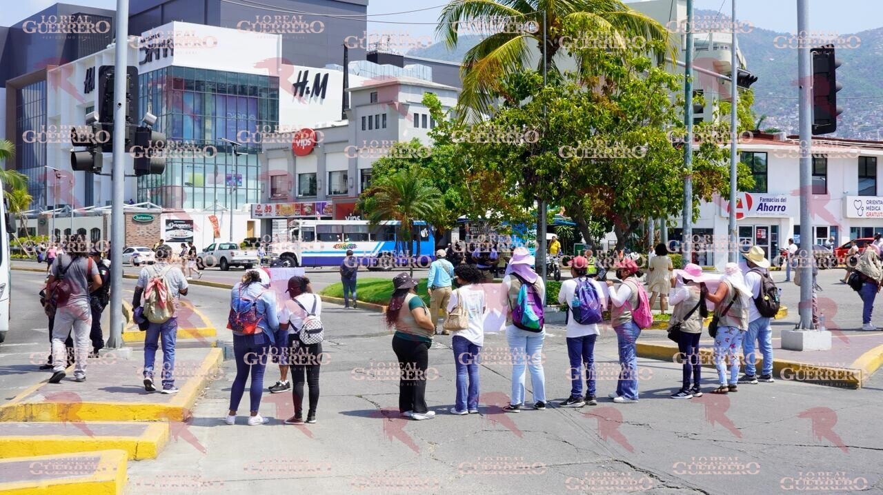 Protestan “servidores de la nación” y paralizan la Costera en Acapulco