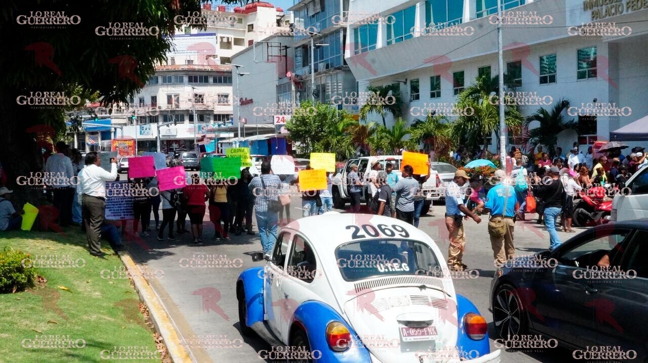 Protestan vecinos en oficinas municipales para exigir obras públicas