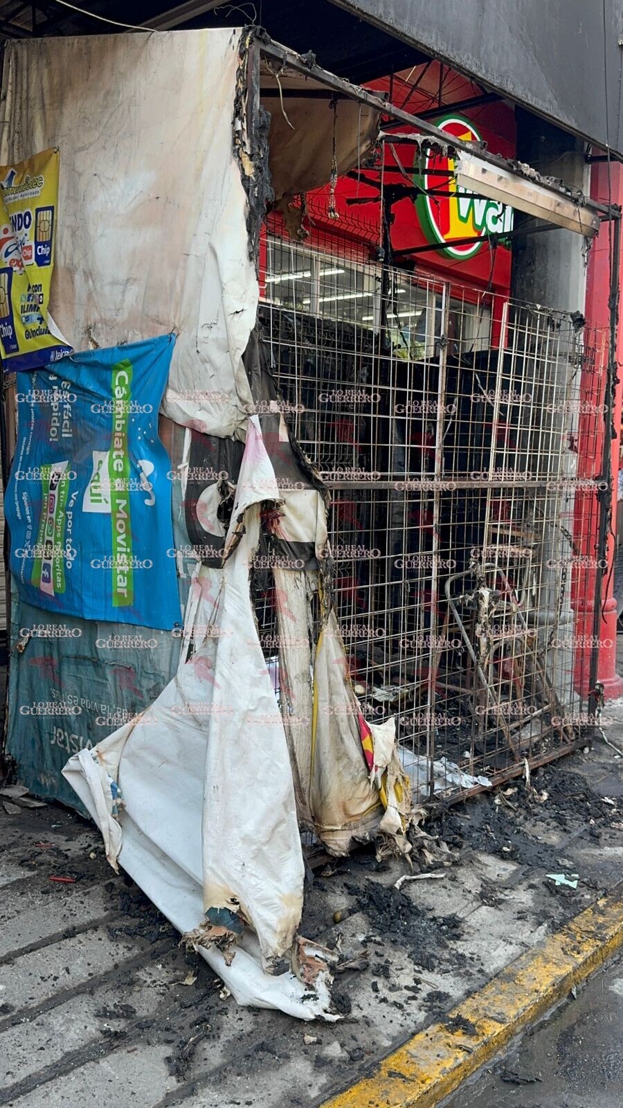 Se incendia negocio semifijo de venta de artículos de telefonía sobre la avenida Cuauhtémoc de Acapulco