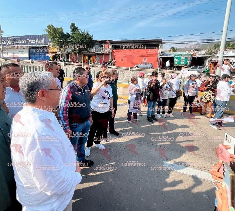 Tras seis horas de bloqueo en el bulevar Vicente Guerrero de Chilpancingo, fiscal atiende a familiares de desaparecidos