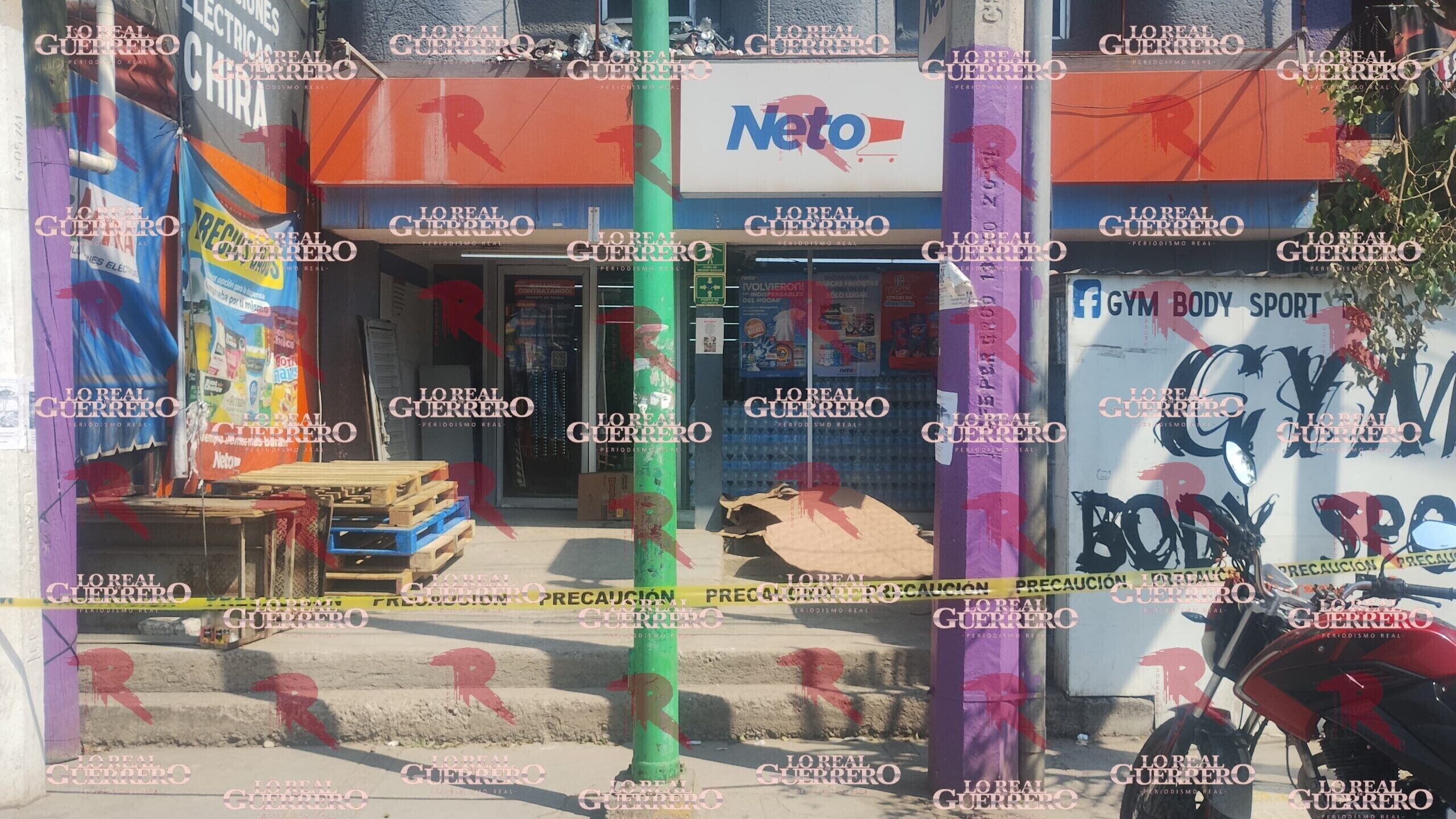 Ejecutan a un hombre afuera del bar La Camelia, en Tlapa de Comonfort; hay un detenido por la Policía Estatal