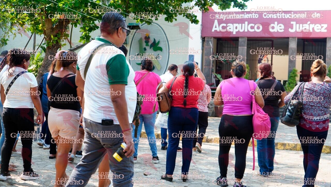 Protestan en el Ayuntamiento para exigir sanitarios en primaria de Acapulco
