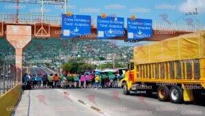 Bloquean comerciantes y transportistas el bulevar Vicente Guerrero en demanda de la destitución de funcionario