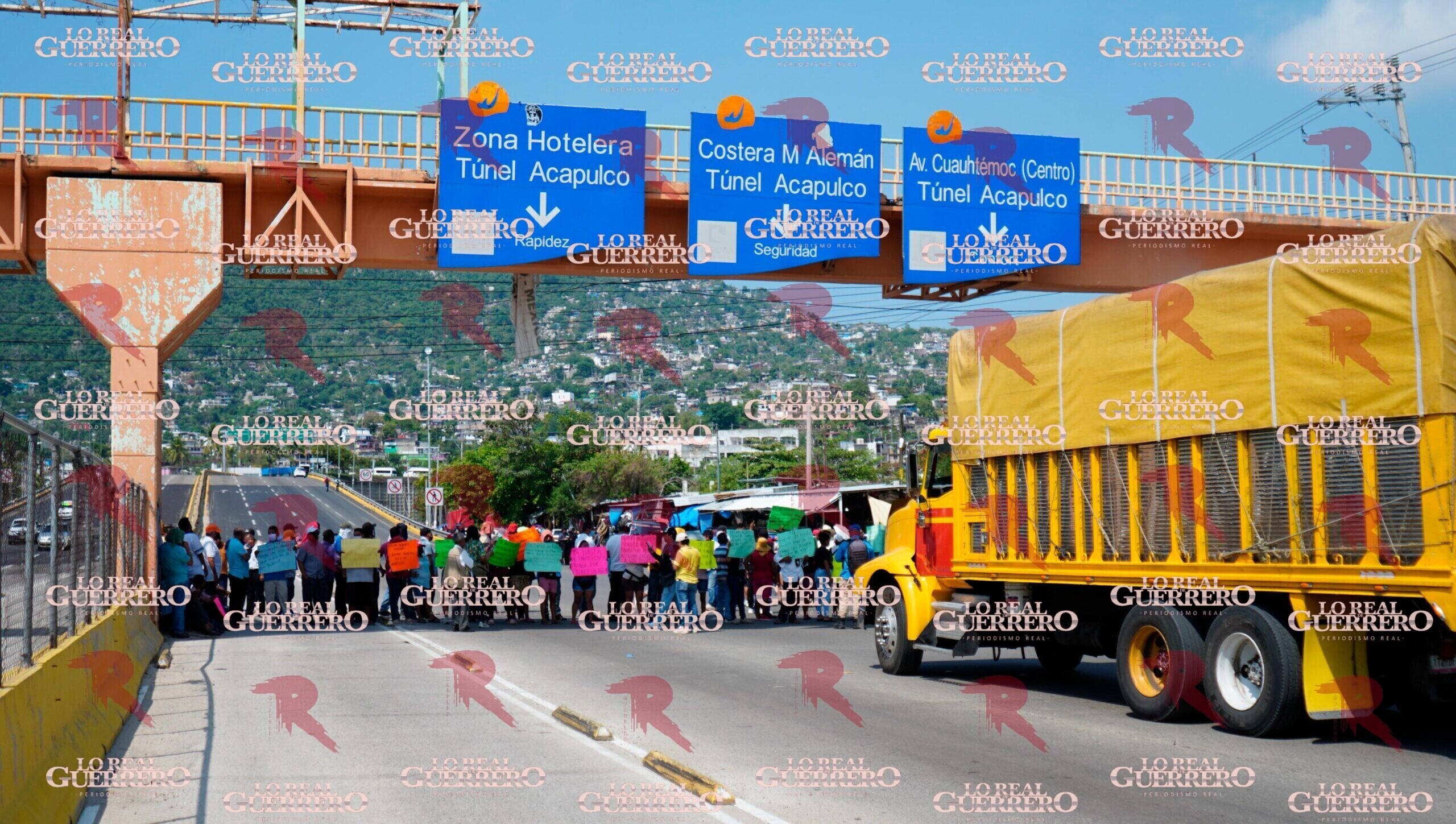 Bloquean comerciantes y transportistas el bulevar Vicente Guerrero en demanda de la destitución de funcionario