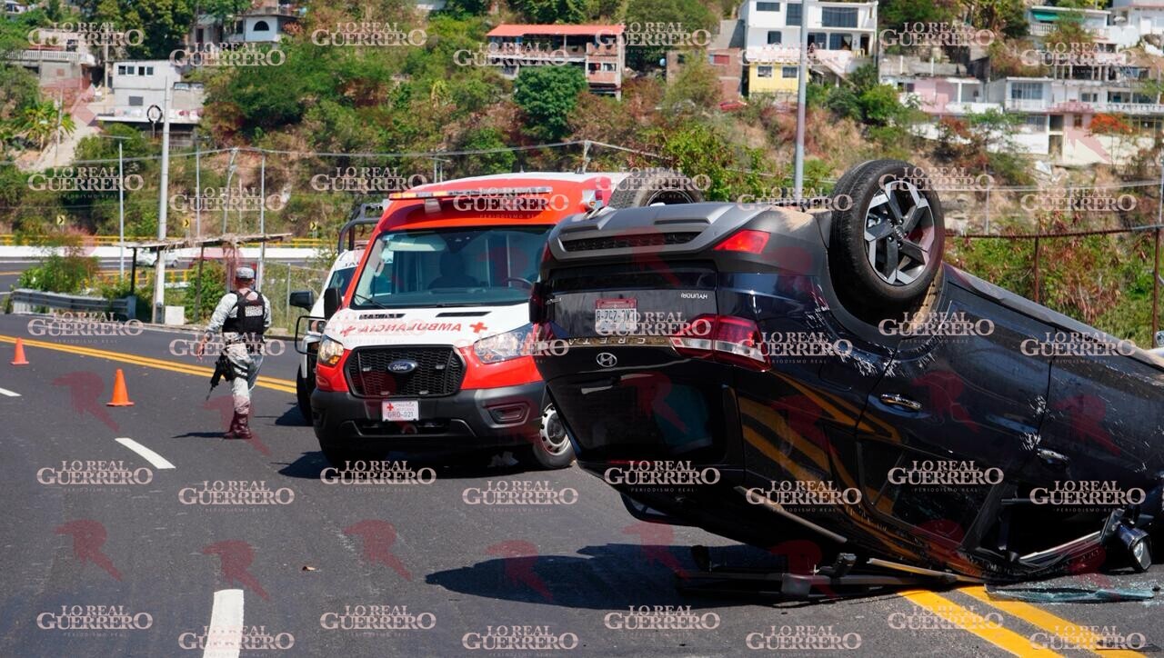 Vuelca camioneta tras choque sobre la Acapulco-Zihuatanejo; reportan dos mujeres lesionadas
