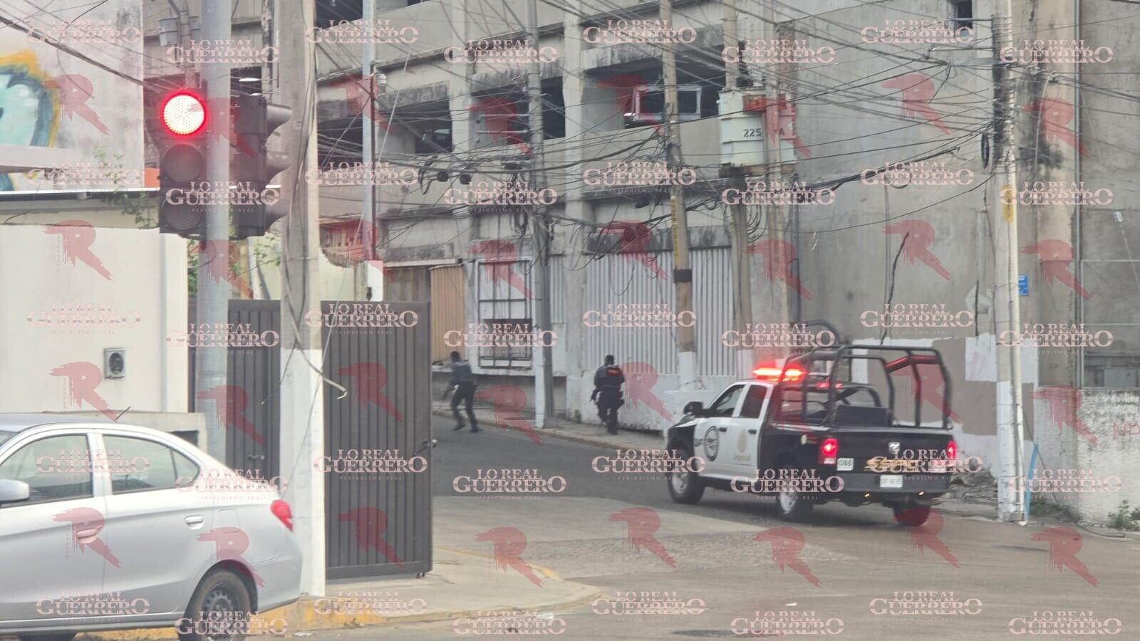 Hieren con arma blanca a joven mujer en el fraccionamiento Condesa; agresor abandona motocicleta y huye
