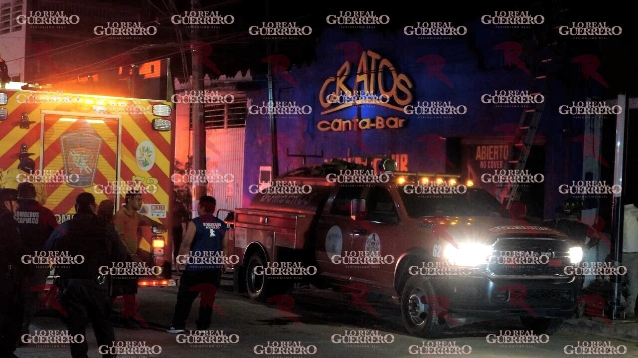 Incendio consume canta bar abandonado en el Centro de Acapulco