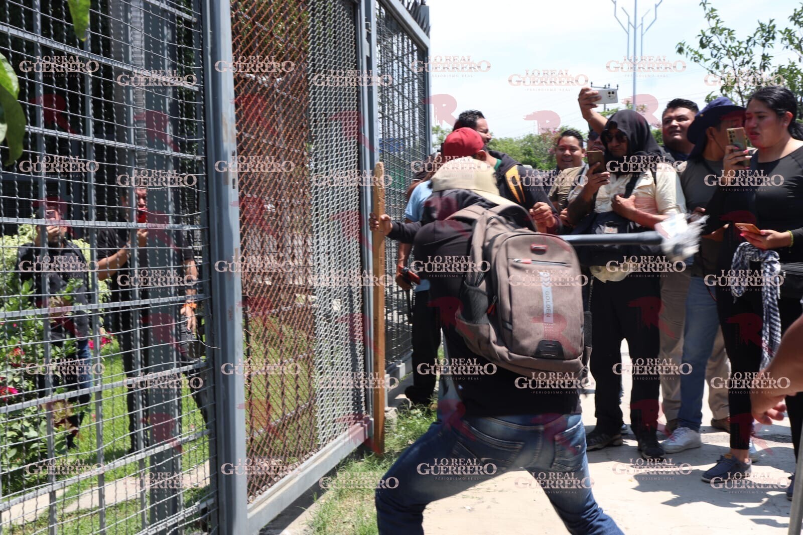 Irrumpe CETEG en el Congreso de Guerrero y causa daños a vehículos durante protesta
