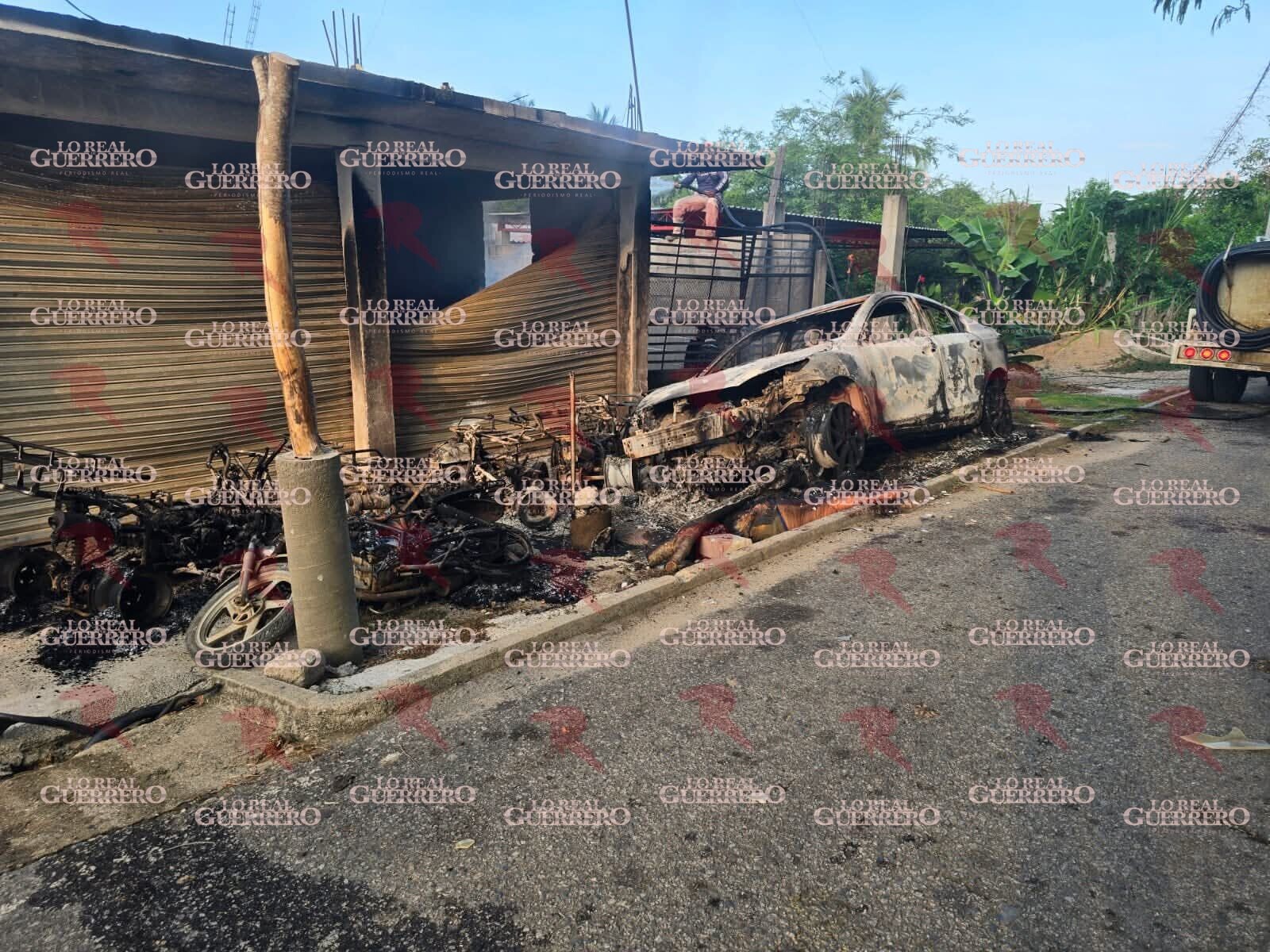 Ejecutan a tres personas y las calcinan dentro de un vehículo en Marquelia